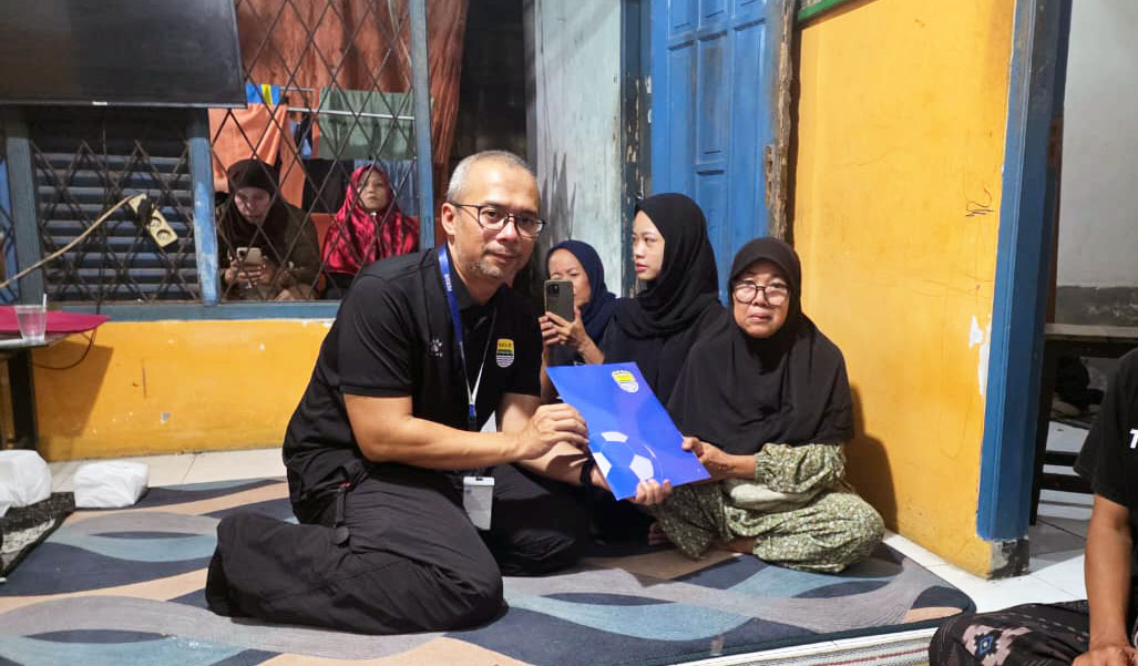 Manajemen PERSIB Kunjungi Keluarga Pendukung yang Wafat di Bogor